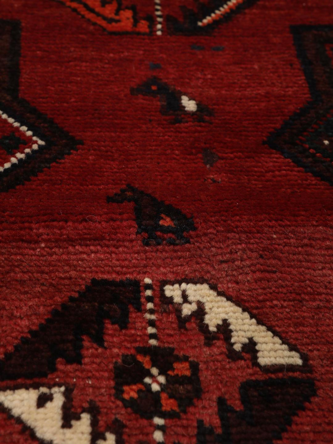 Handgeknoopt rood Shiraz-tapijt met geometrische tribale motieven