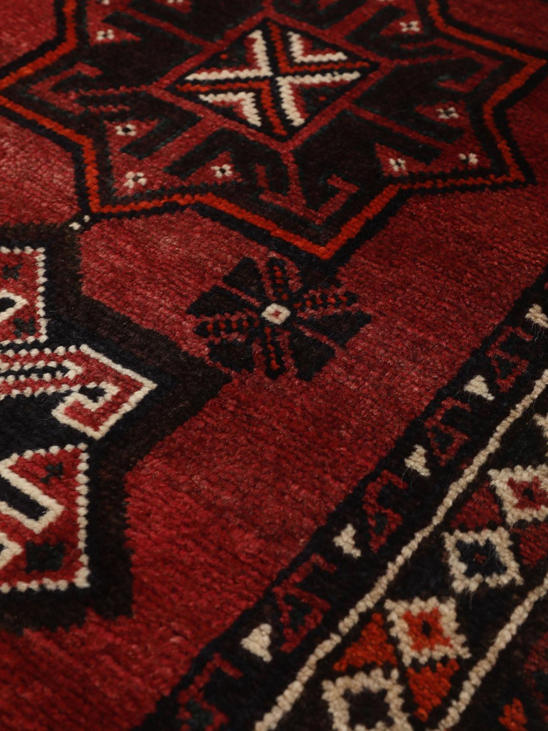 Handgeknoopt rood Shiraz-tapijt met geometrische tribale motieven