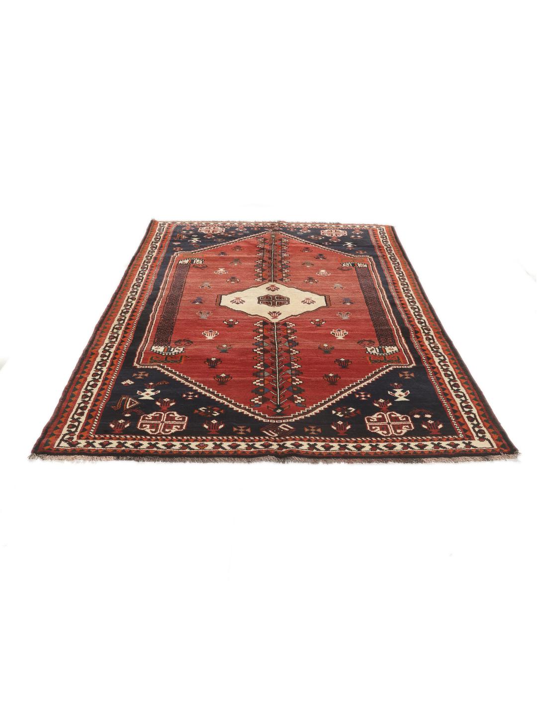 Een rechthoekig handgeknoopt Ghashghai tapijt uit het Midden-Oosten met een donkerrood en donkerblauw palet met geometrische motieven.