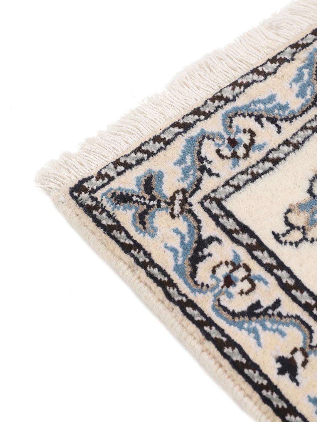 Håndknyttet Nain løber med detaljerede blomstermønstre i beige og blå fra Mellemøsten.