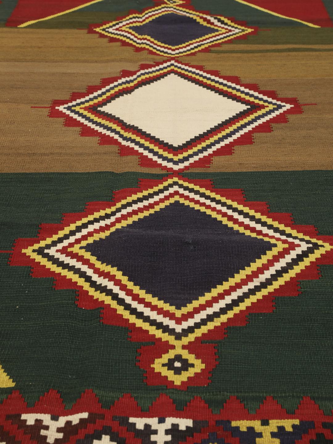 Kilim vintage du Moyen-Orient tissé à la main avec des motifs géométriques en losanges multicolores