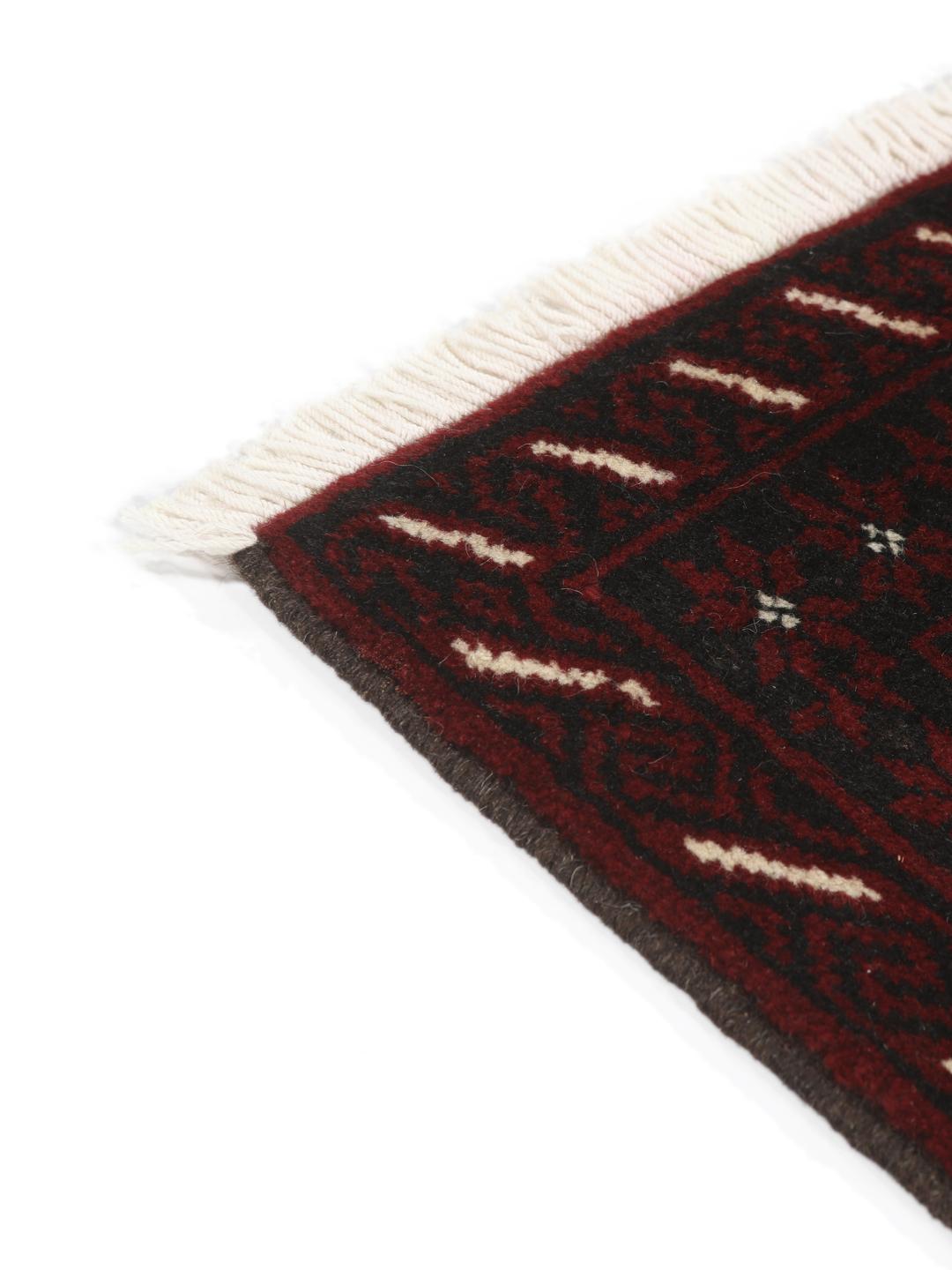 Ein handgeknüpfter Beluch-Teppich aus dem Mittleren Osten mit einem dunkelroten und beigen geometrischen Design.