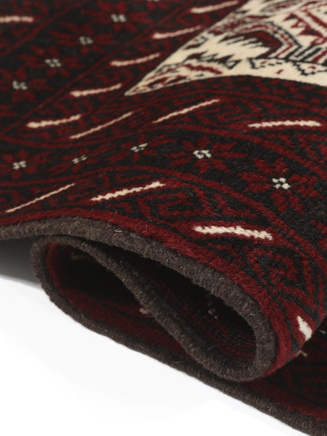 Ein handgeknüpfter Beluch-Teppich aus dem Mittleren Osten mit einem dunkelroten und beigen geometrischen Design.
