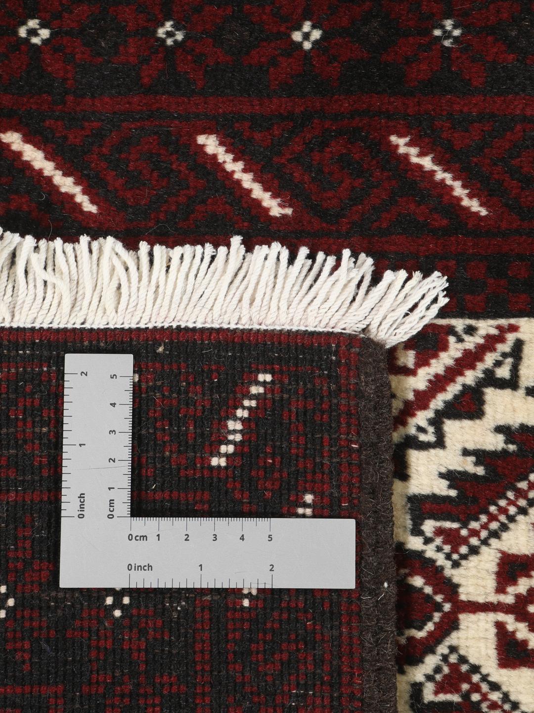 Ein handgeknüpfter Beluch-Teppich aus dem Mittleren Osten mit einem dunkelroten und beigen geometrischen Design.