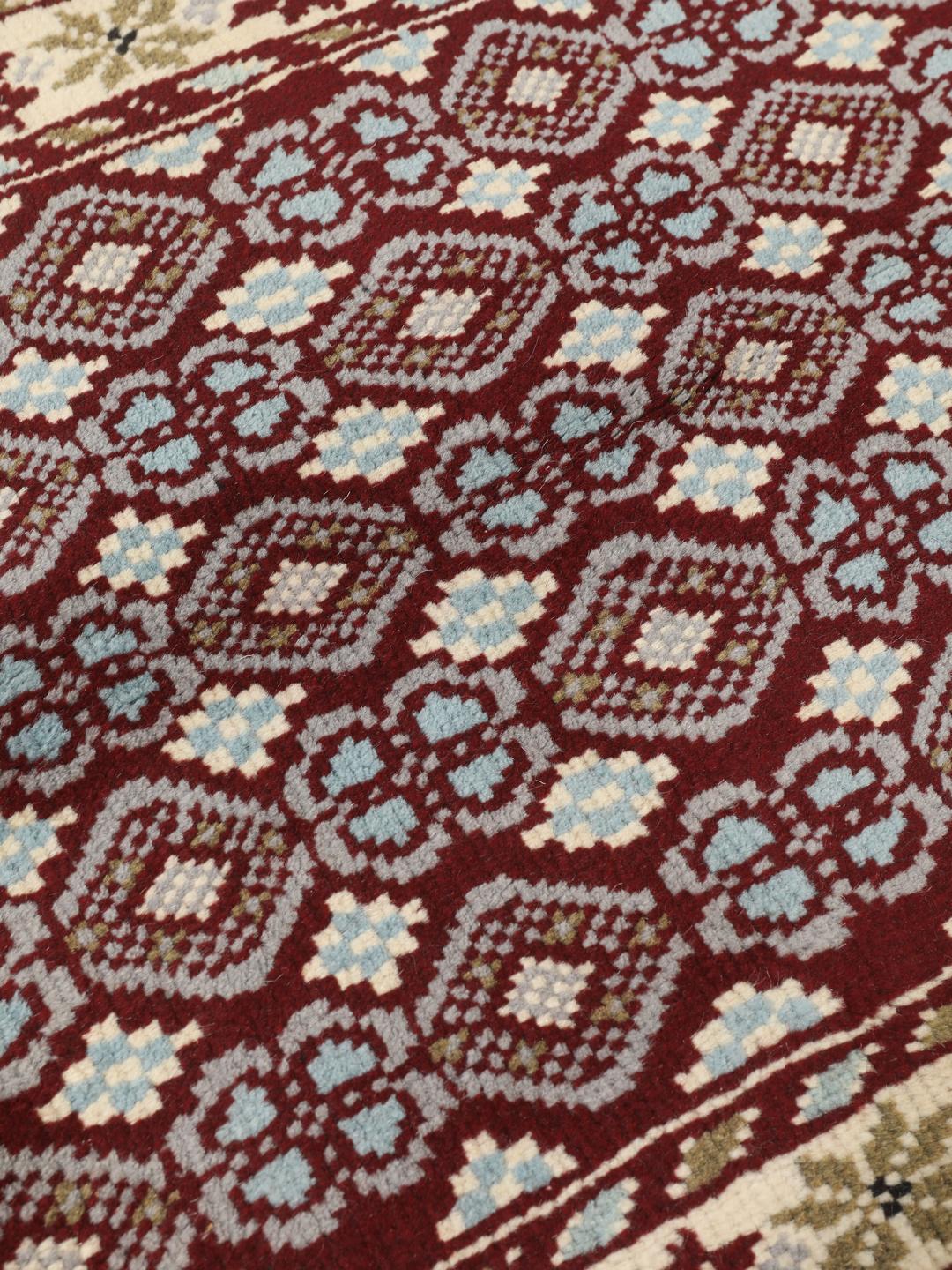 Håndknyttet Baluch-tæppe med geometriske mønstre i mørkerød og beige