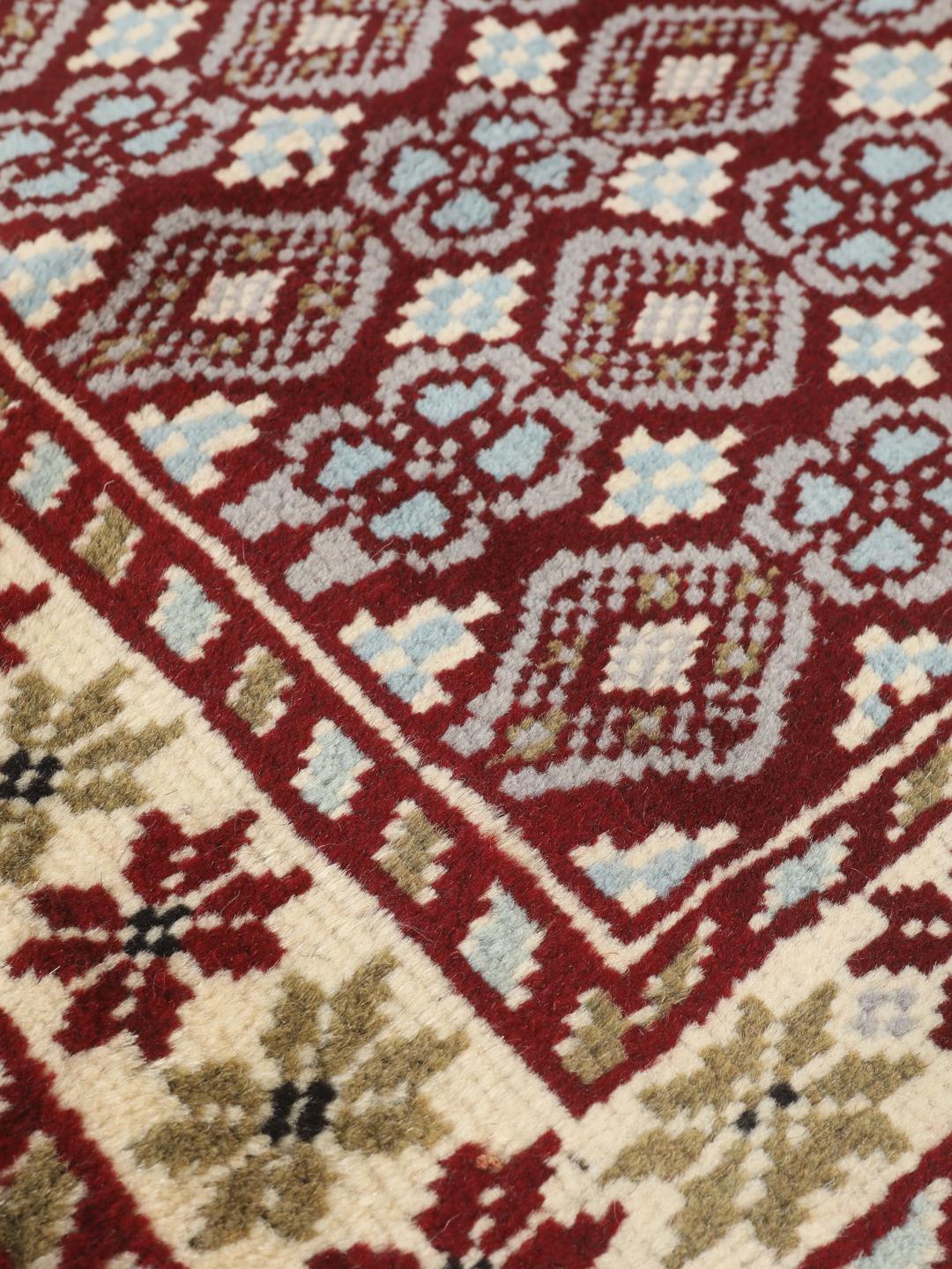 Håndknyttet Baluch-tæppe med geometriske mønstre i mørkerød og beige