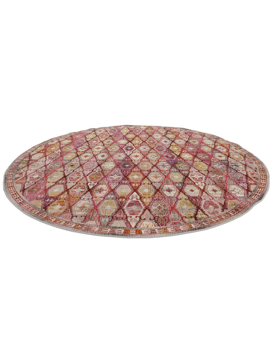 Rundt tæppe med et rødt og pink geometrisk mønster