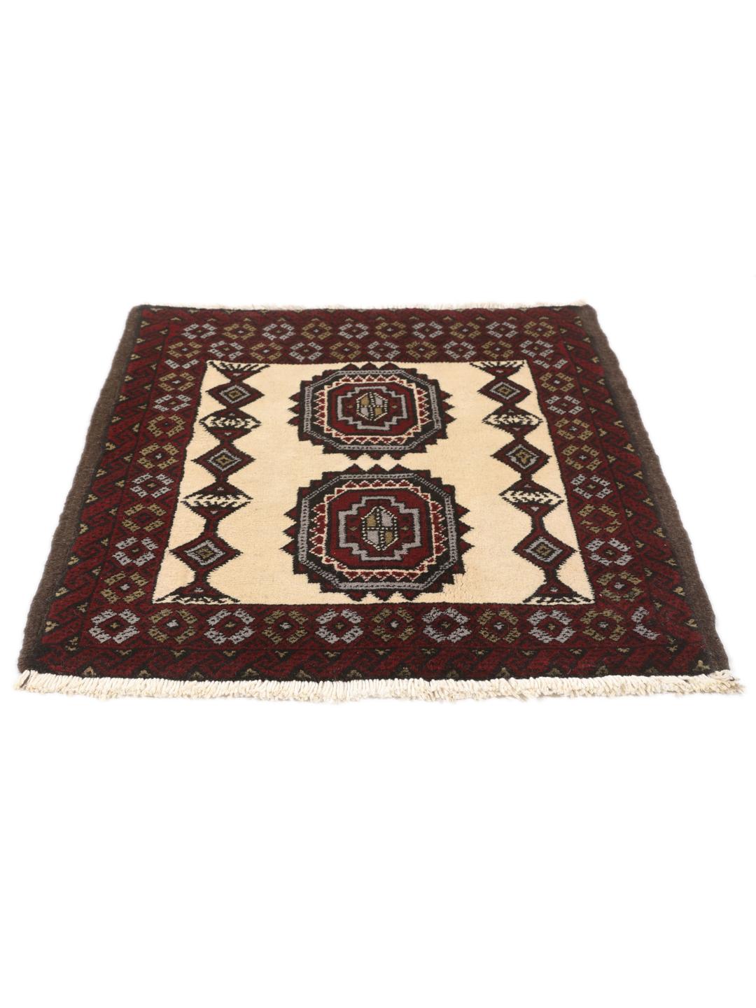 Et håndknyttet Baluch-tæppe fra Mellemøsten med et mørkerødt og cremefarvet geometrisk design.