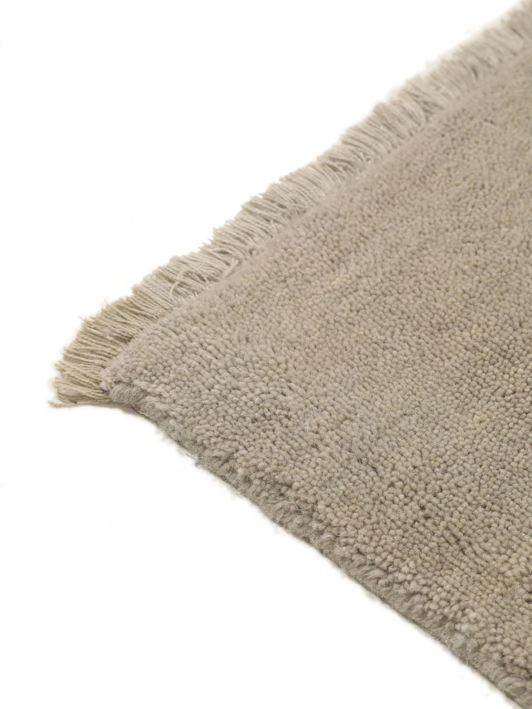Vierkant beige tapijt met een zachte pool van Wool en franjes