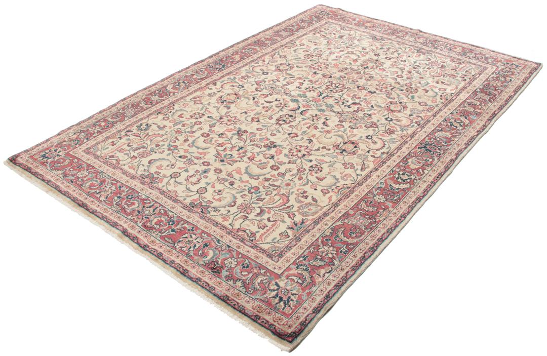 Håndknyttet Arak-tæppe med blomstermotiver i beige og mørkerøde nuancer fra Mellemøsten.