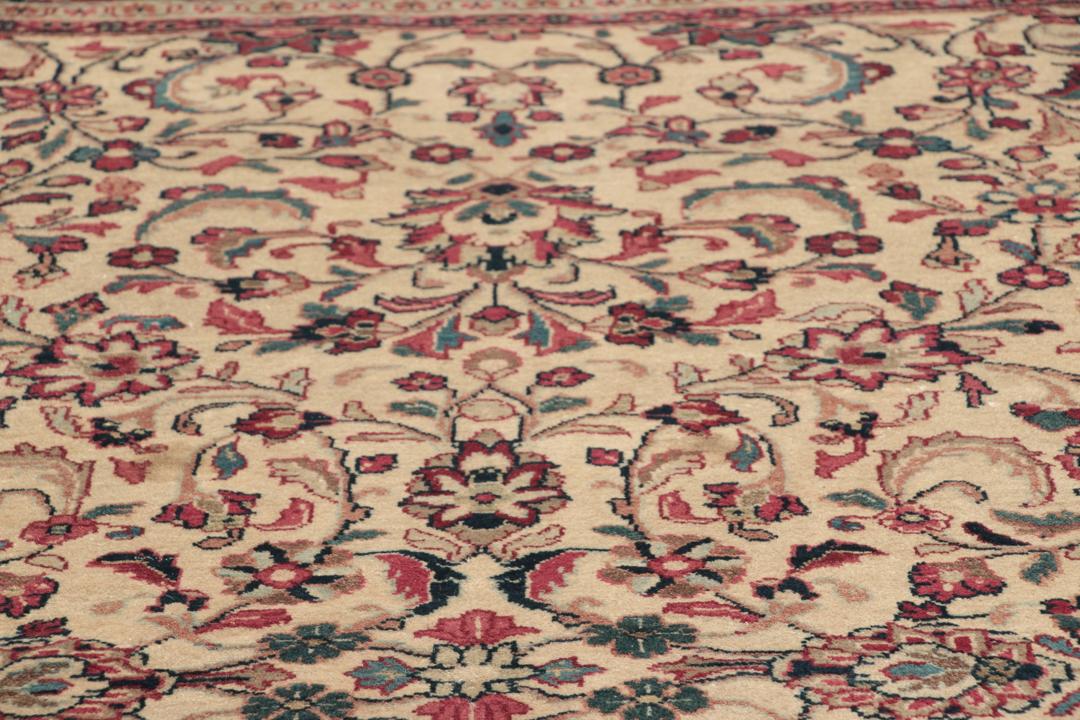 Håndknyttet Arak-tæppe med blomstermotiver i beige og mørkerøde nuancer fra Mellemøsten.
