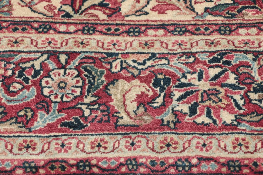 Håndknyttet Arak-tæppe med blomstermotiver i beige og mørkerøde nuancer fra Mellemøsten.