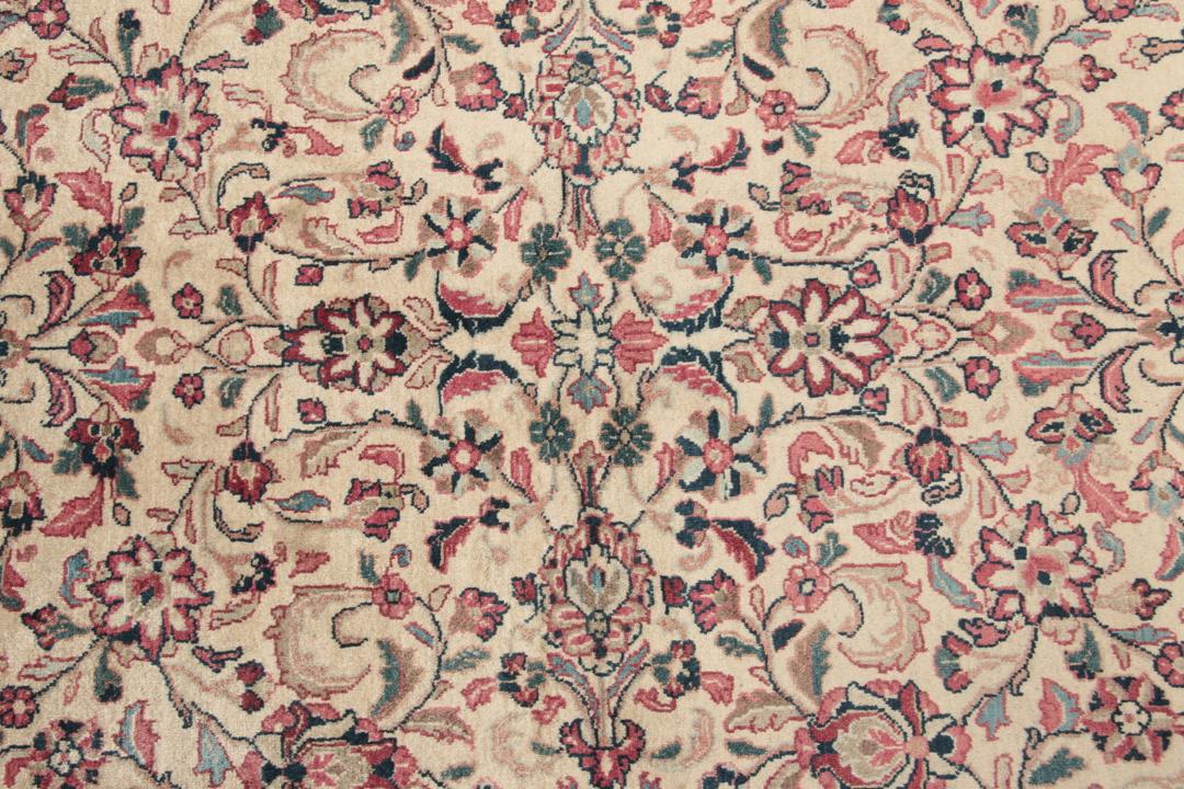 Håndknyttet Arak-tæppe med blomstermotiver i beige og mørkerøde nuancer fra Mellemøsten.