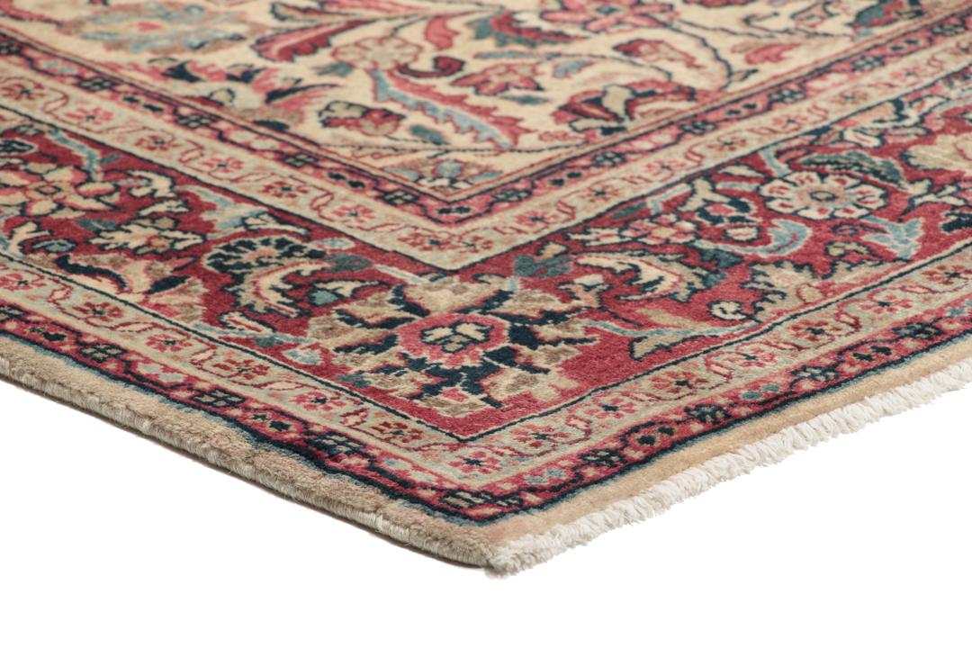 Håndknyttet Arak-tæppe med blomstermotiver i beige og mørkerøde nuancer fra Mellemøsten.