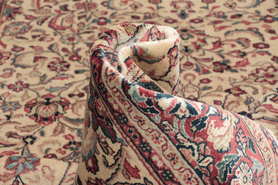 Håndknyttet Arak-tæppe med blomstermotiver i beige og mørkerøde nuancer fra Mellemøsten.