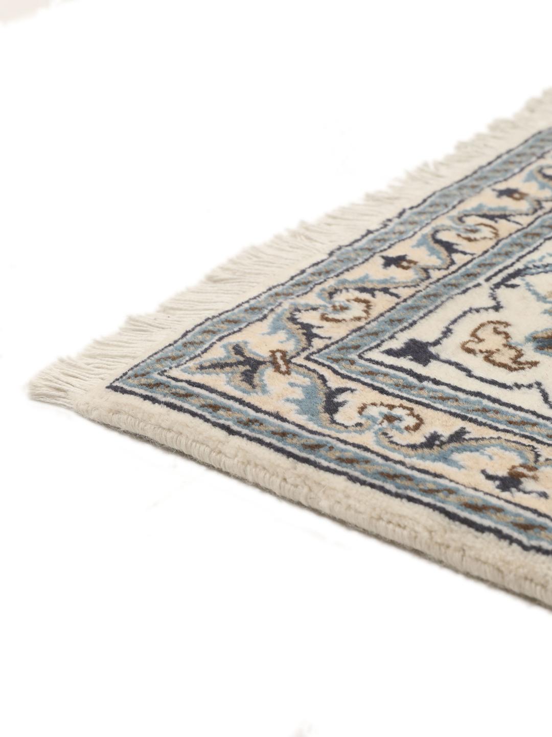 Handgemaakt Nain-tapijt uit het Midden-Oosten met een beige en blauw bloemmotief