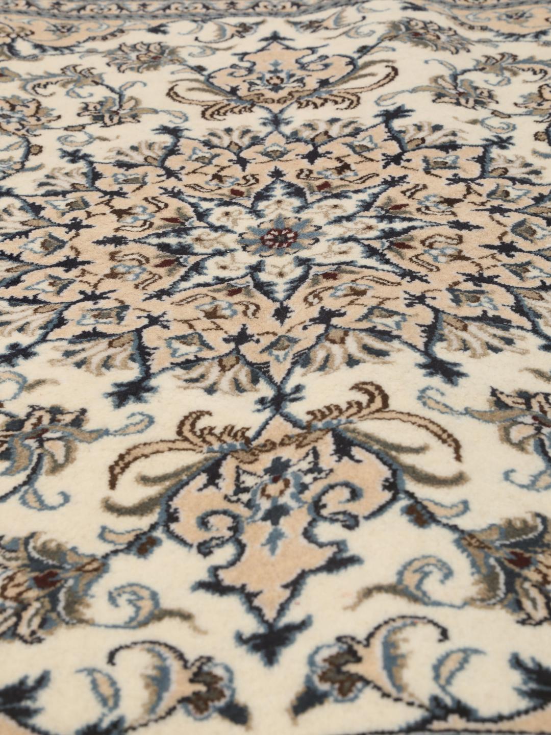 Handgemaakt Nain-tapijt uit het Midden-Oosten met een beige en blauw bloemmotief