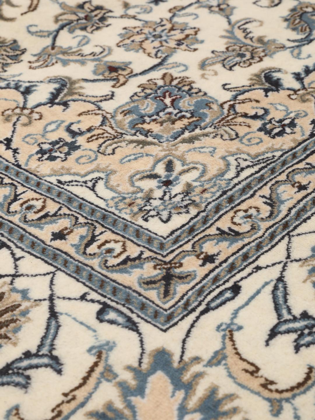 Handgemaakt Nain-tapijt uit het Midden-Oosten met een beige en blauw bloemmotief