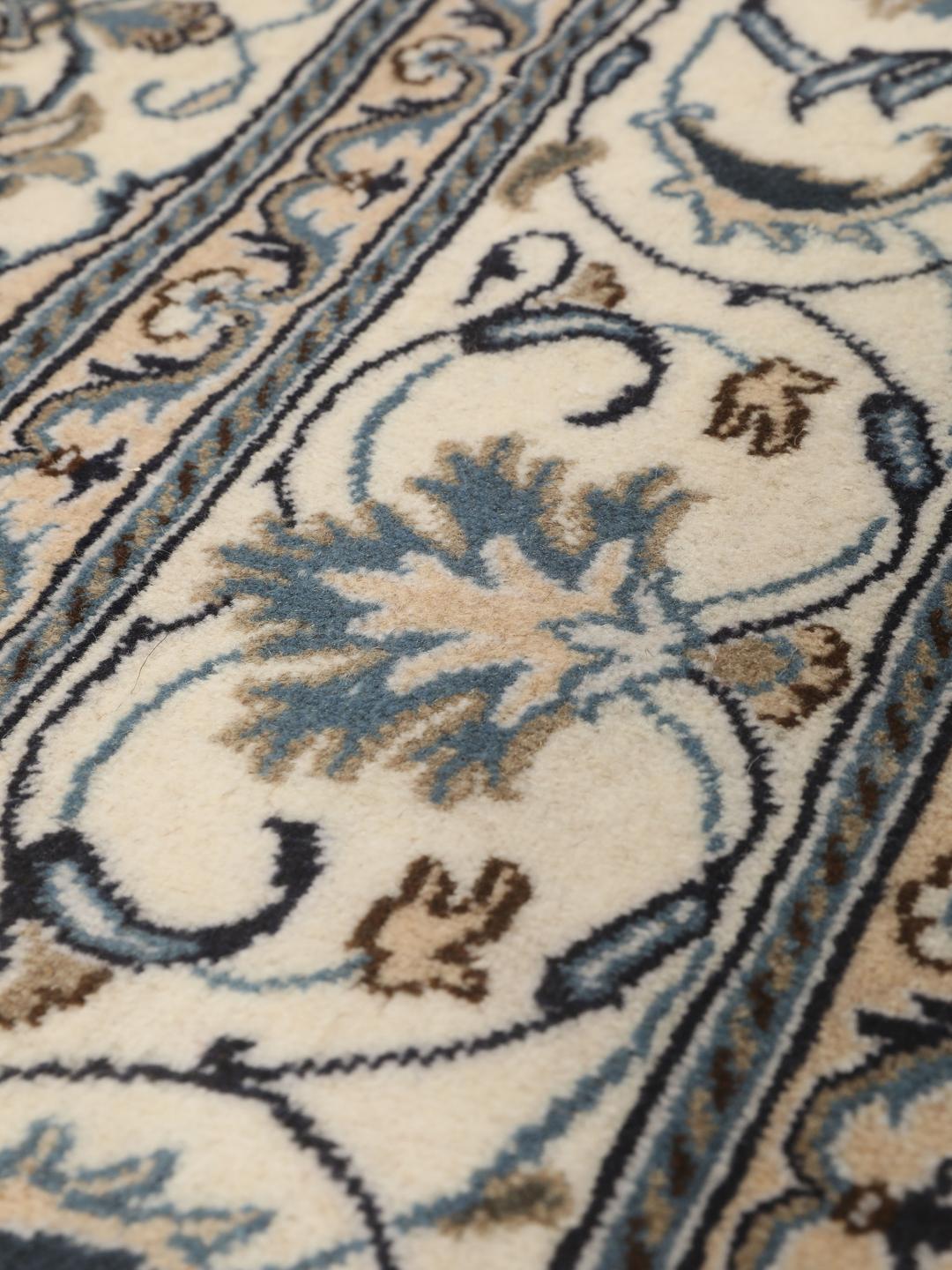 Handgemaakt Nain-tapijt uit het Midden-Oosten met een beige en blauw bloemmotief