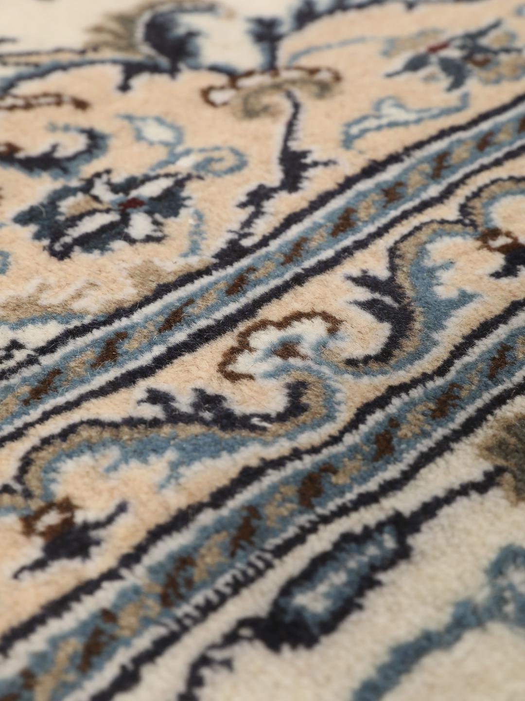 Handgemaakt Nain-tapijt uit het Midden-Oosten met een beige en blauw bloemmotief