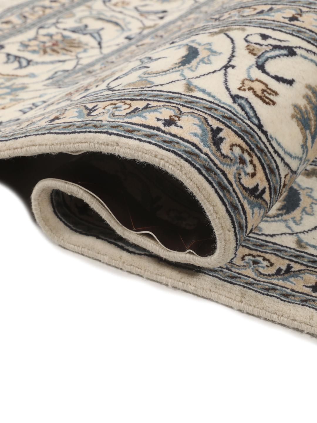 Handgemaakt Nain-tapijt uit het Midden-Oosten met een beige en blauw bloemmotief