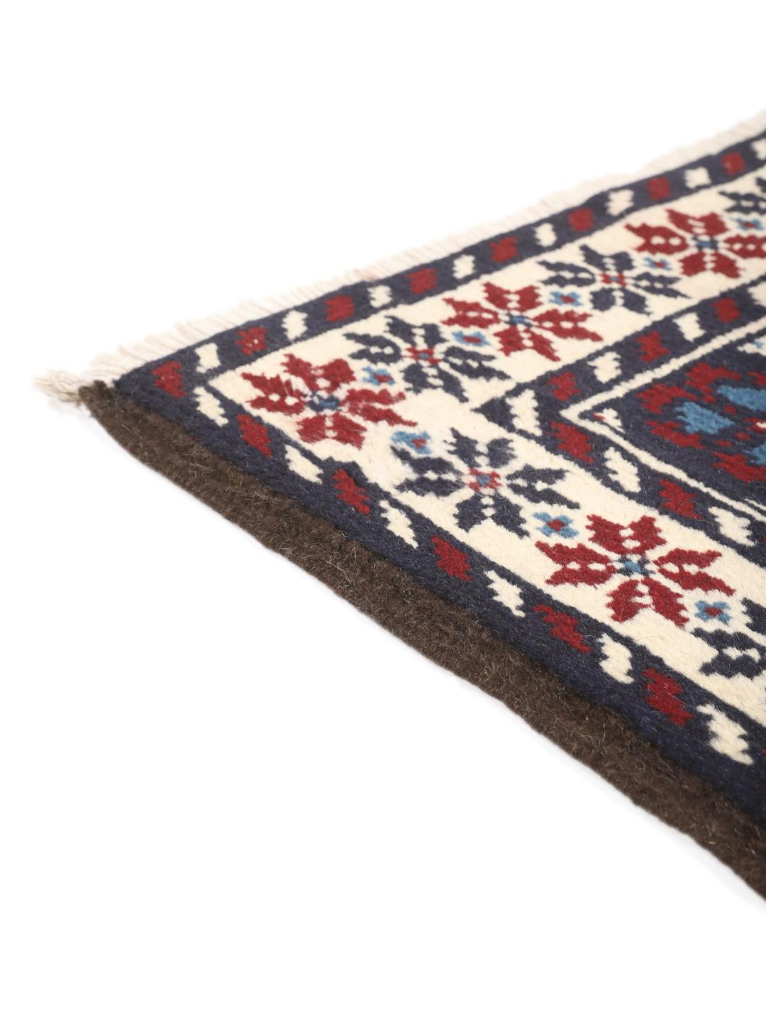 Handgeknoopt Beluch-tapijt uit het Midden-Oosten in blauwe, rode en beige tinten.