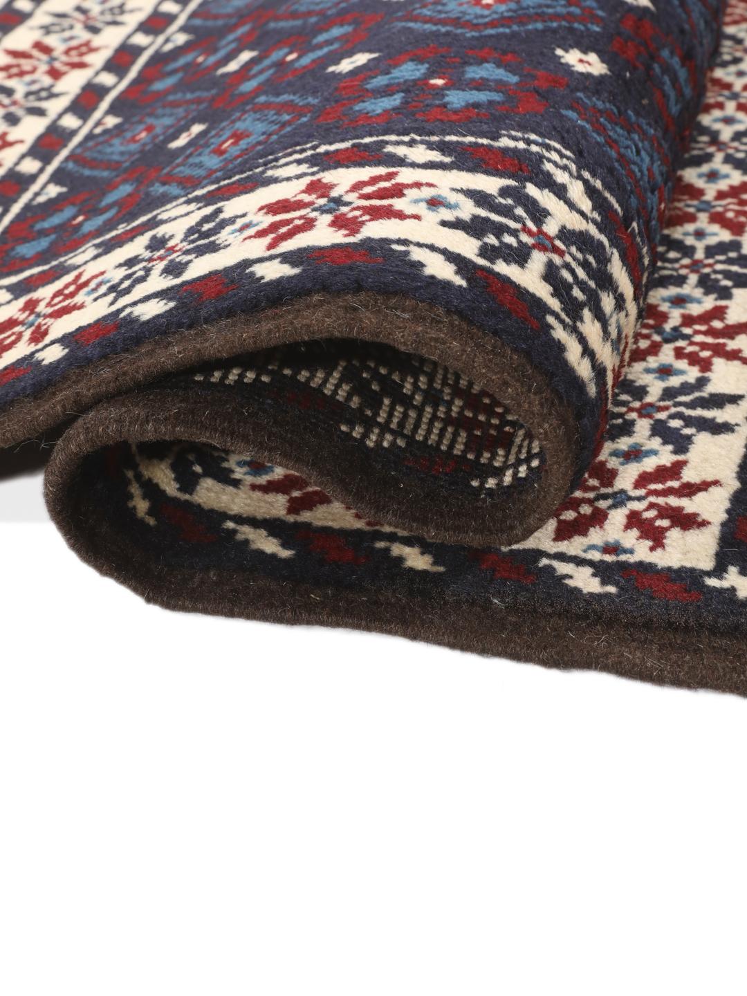 Handgeknoopt Beluch-tapijt uit het Midden-Oosten in blauwe, rode en beige tinten.