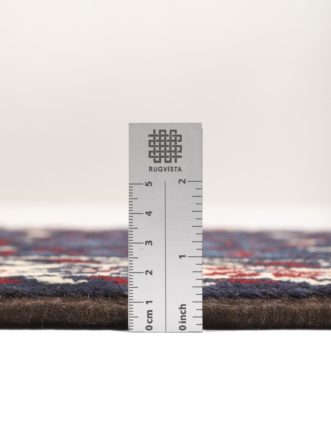 Handgeknoopt Beluch-tapijt uit het Midden-Oosten in blauwe, rode en beige tinten.