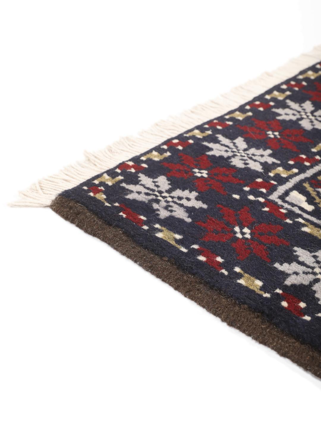 Ein handgeknüpfter Beluch-Teppich aus dem Nahen Osten mit einem tiefdunkelblauen und roten geometrischen Muster