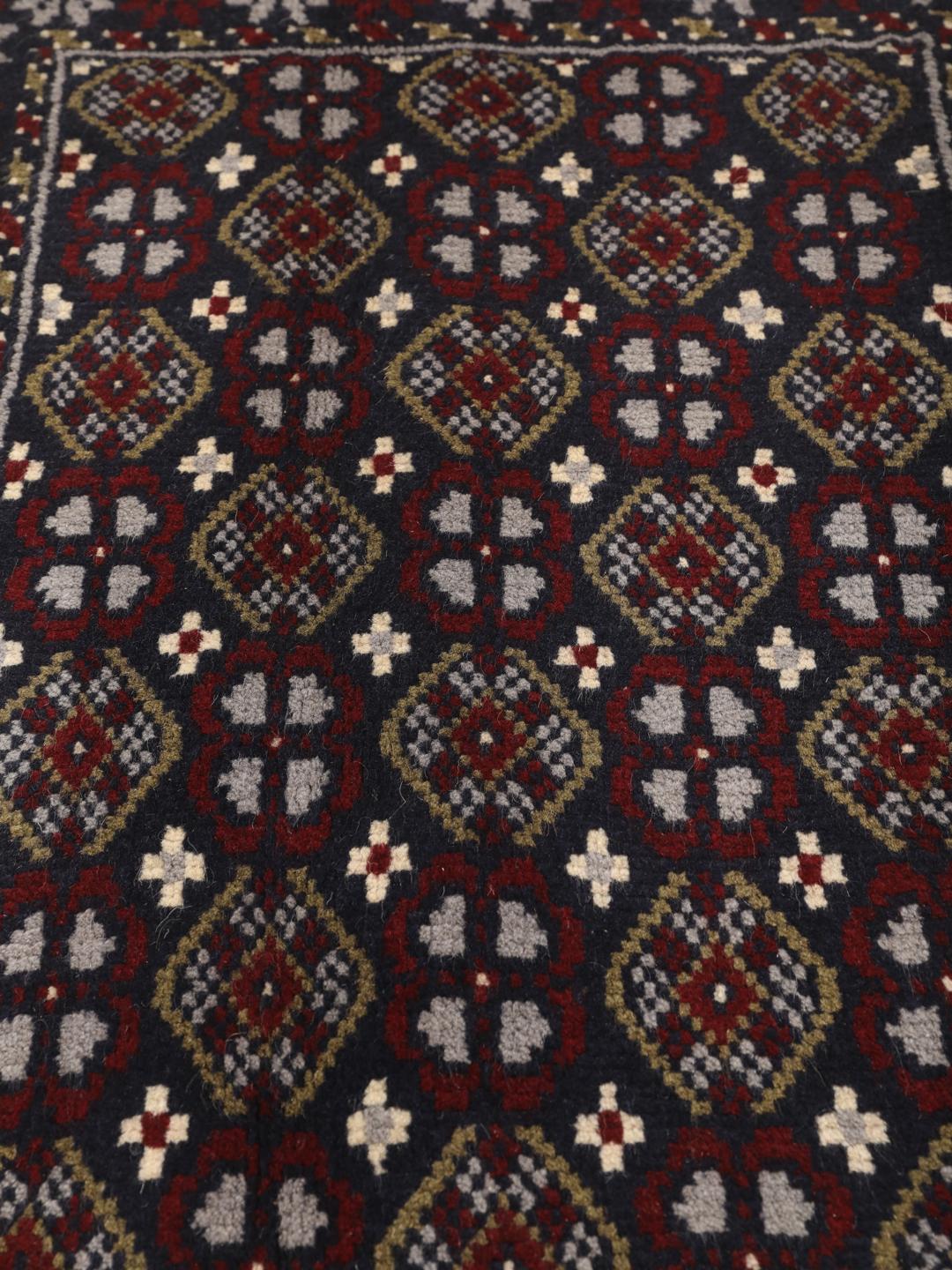 Ein handgeknüpfter Beluch-Teppich aus dem Nahen Osten mit einem tiefdunkelblauen und roten geometrischen Muster