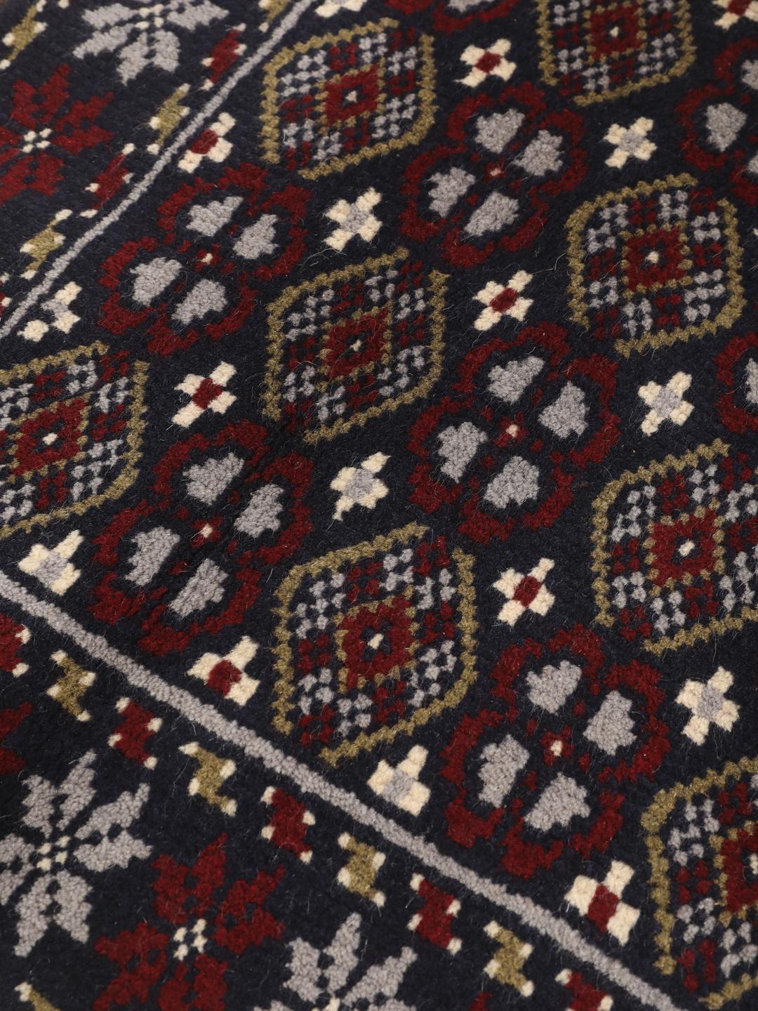 Ein handgeknüpfter Beluch-Teppich aus dem Nahen Osten mit einem tiefdunkelblauen und roten geometrischen Muster