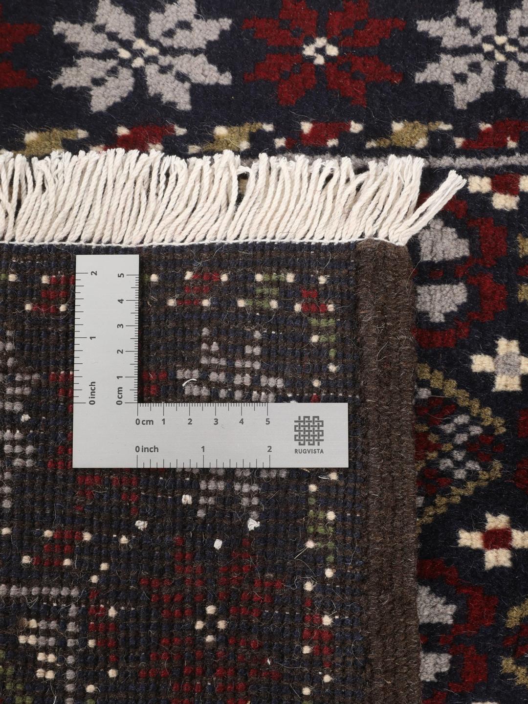Ein handgeknüpfter Beluch-Teppich aus dem Nahen Osten mit einem tiefdunkelblauen und roten geometrischen Muster