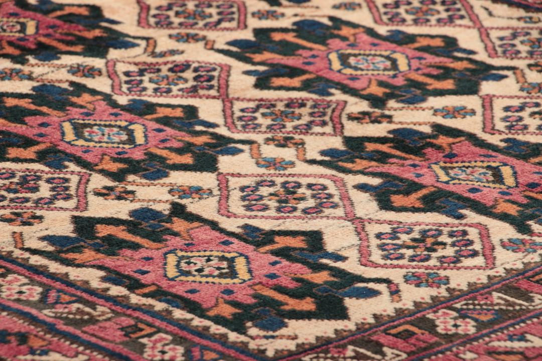 Håndknyttet Afshar tæppe fra Mellemøsten i beige, mørk pink og mørkeblå nuancer.