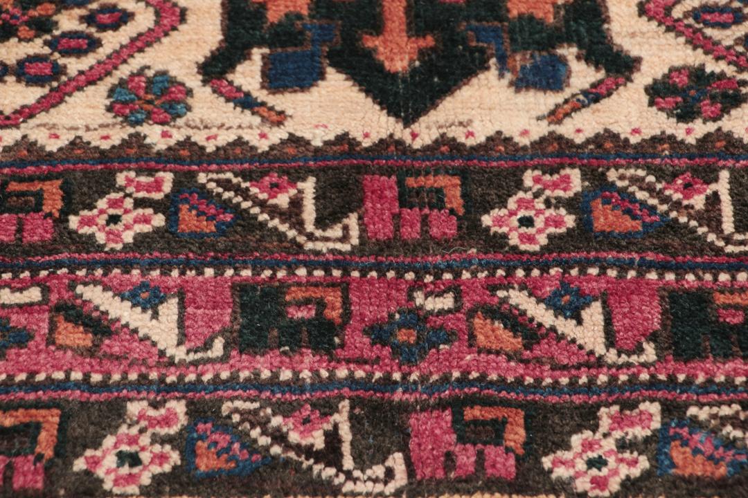 Håndknyttet Afshar tæppe fra Mellemøsten i beige, mørk pink og mørkeblå nuancer.
