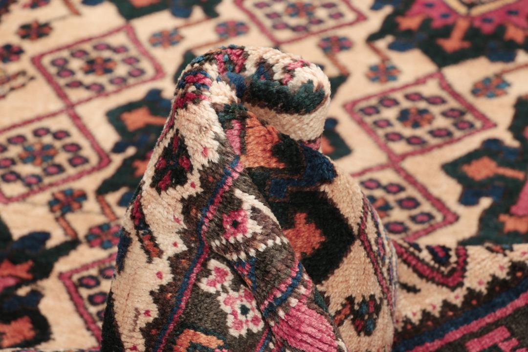 Håndknyttet Afshar tæppe fra Mellemøsten i beige, mørk pink og mørkeblå nuancer.