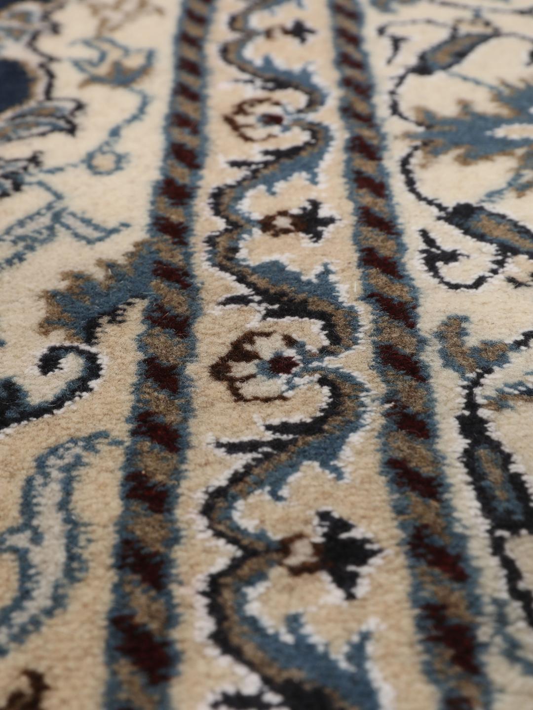 Handgeknoopt Nain-tapijt uit het Midden-Oosten in blauwe en crèmetinten