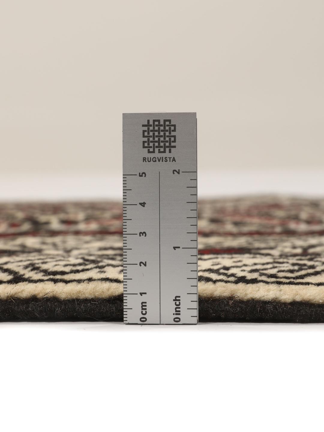 Håndknyttet Beluch-tæppe med geometriske motiver i mørkerødt og sort fra Mellemøsten.