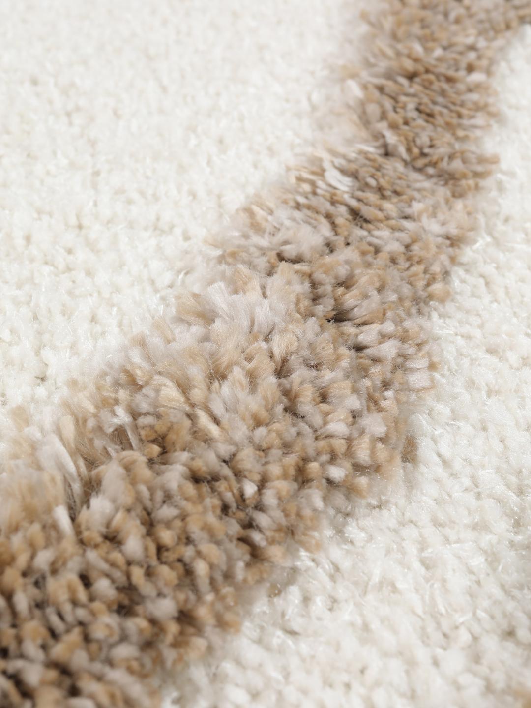 Hvid og beige løber med en high-low luv-tekstur