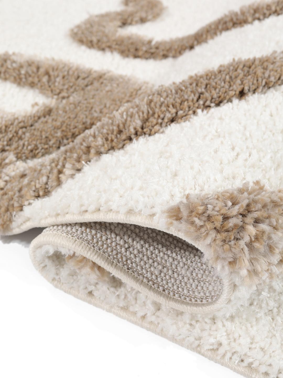 Hvid og beige løber med en high-low luv-tekstur