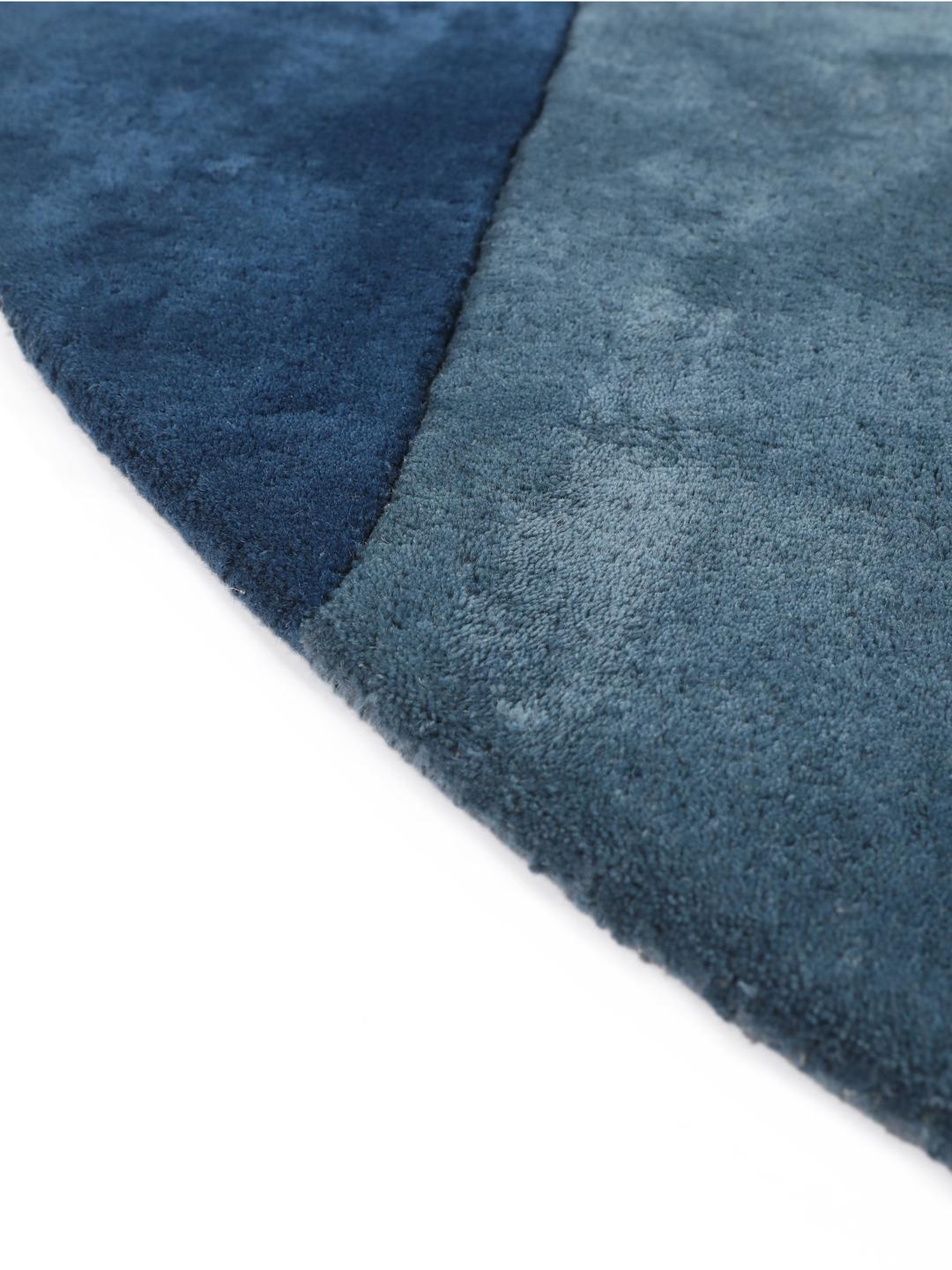
    Feeling Handtufted - Blue - Ø 200 cm
  