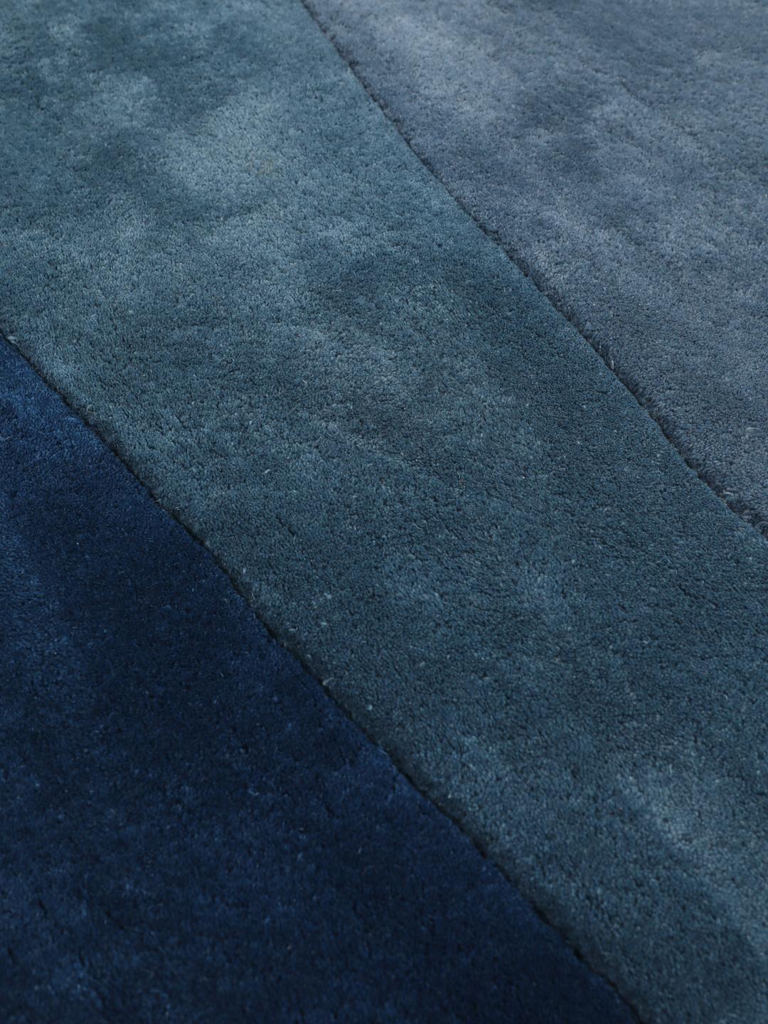 
    Feeling Handtufted - Blue - Ø 200 cm
  