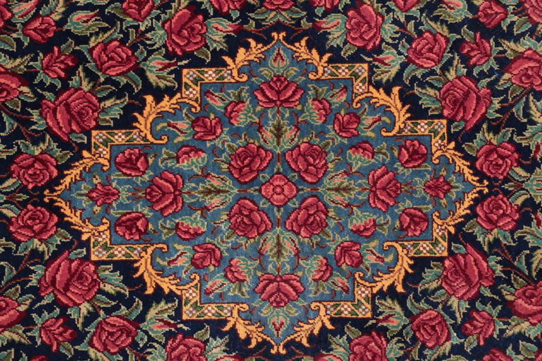 Håndknyttet mellemøstligt silketeppe i mørkeblåt og rødt med traditionelle blomstermotiver