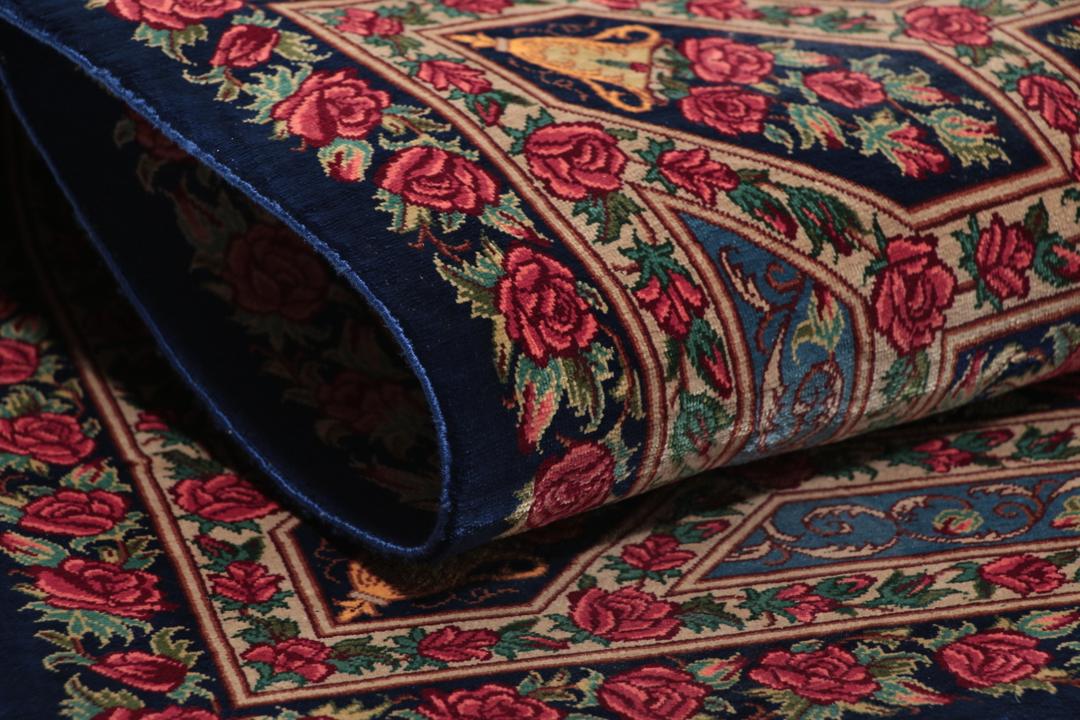 Håndknyttet mellemøstligt silketeppe i mørkeblåt og rødt med traditionelle blomstermotiver
