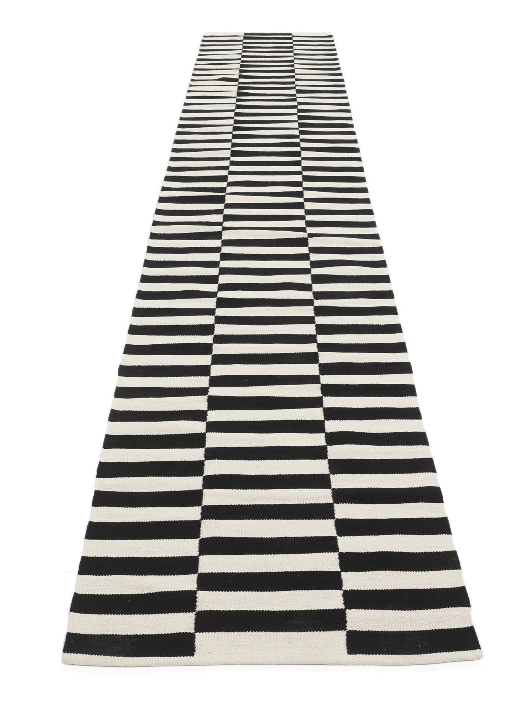 Tapis de couloir en coton tissé à la main en noir et blanc avec un motif à rayures