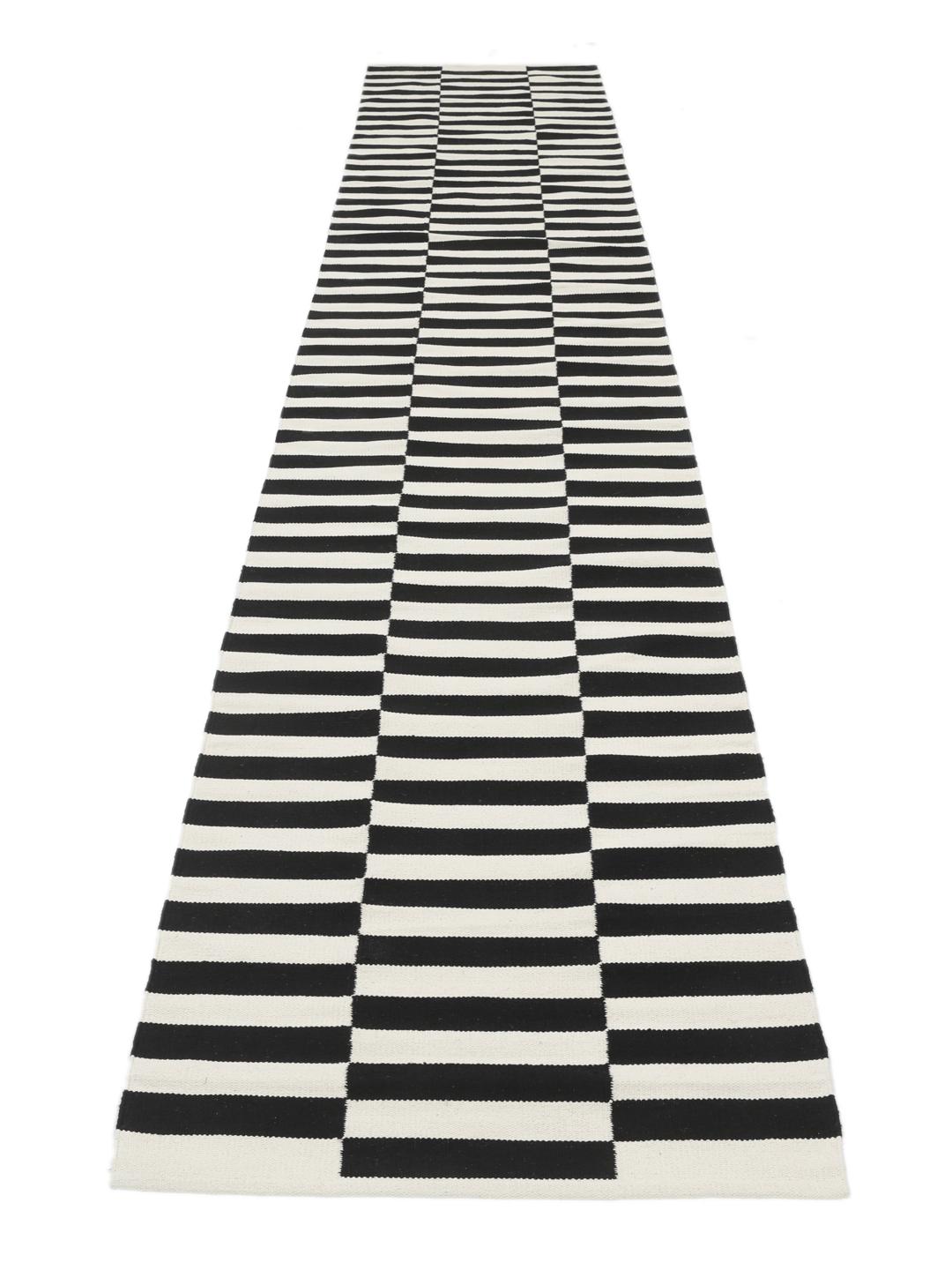 Tapis de couloir en coton tissé à la main en noir et blanc avec un motif à rayures