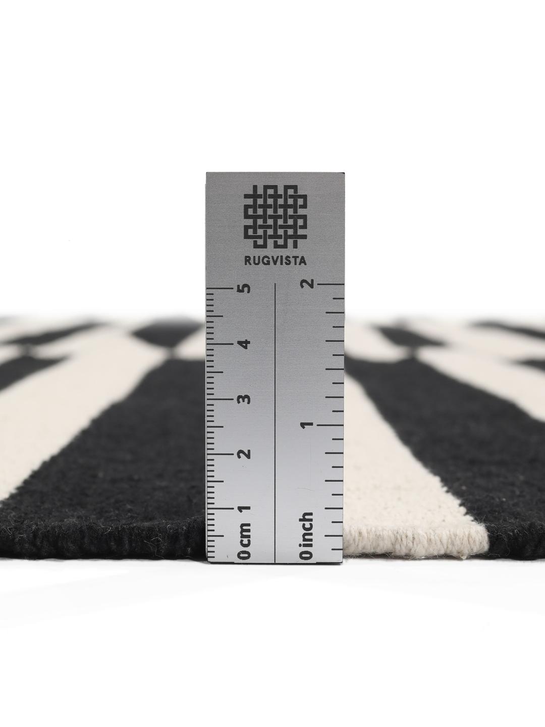 Tapis de couloir en coton tissé à la main en noir et blanc avec un motif à rayures