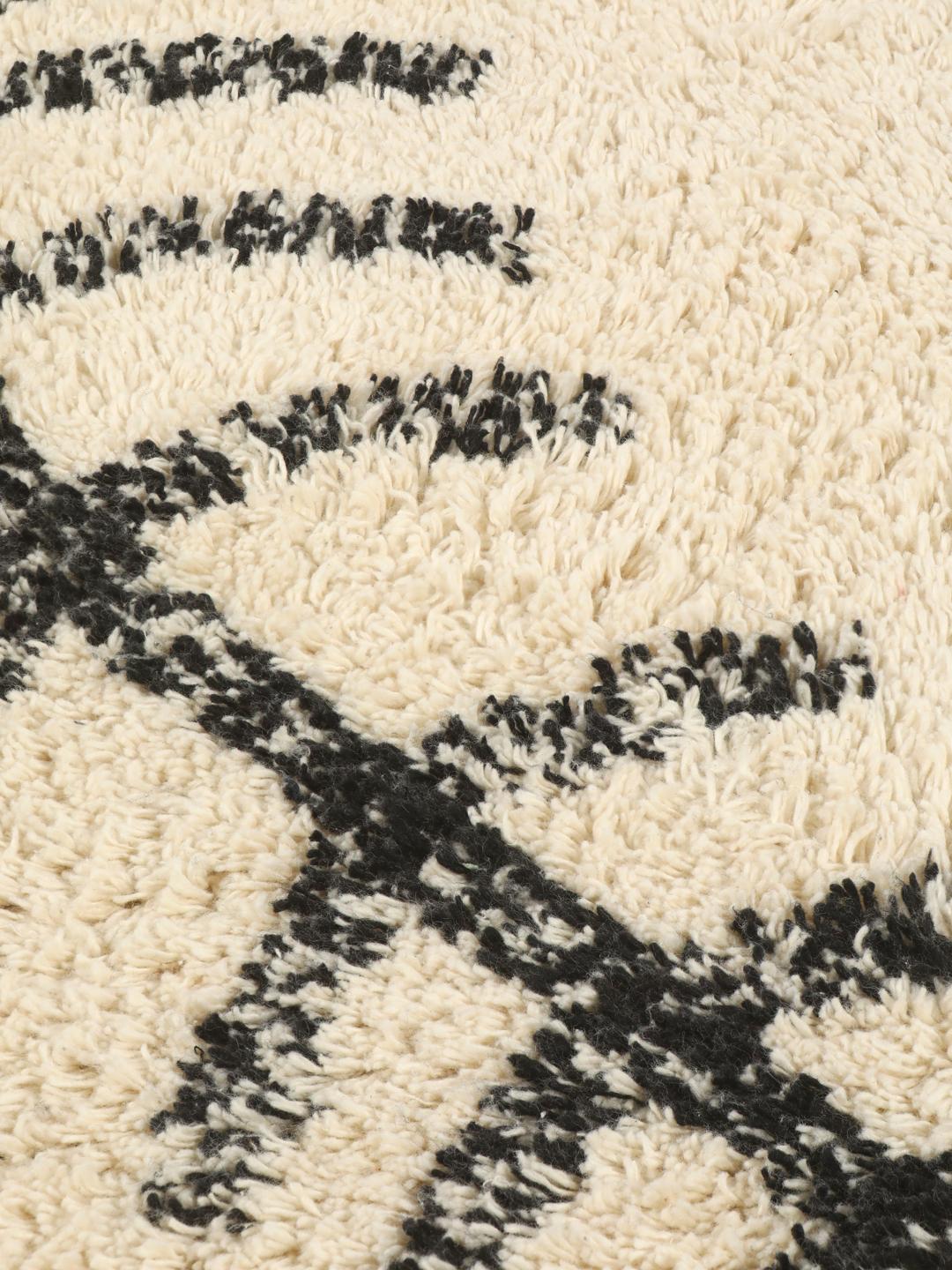 Tapis de bain en coton blanc et noir avec un motif d'arêtes de poisson