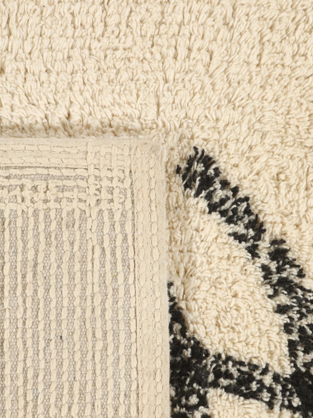 Tapis de bain en coton blanc et noir avec un motif d'arêtes de poisson