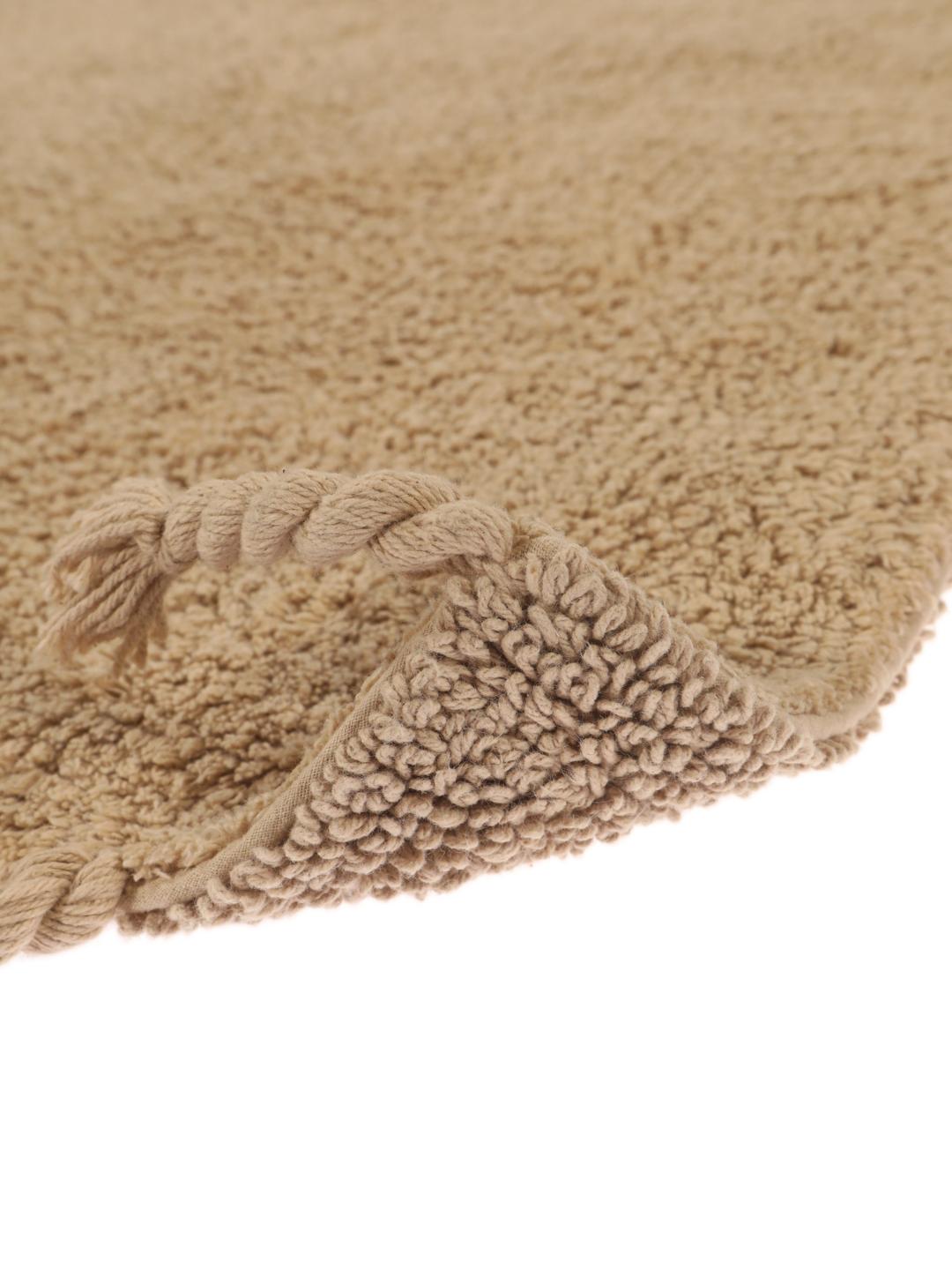 Beige bademåtte med frynsedetaljer