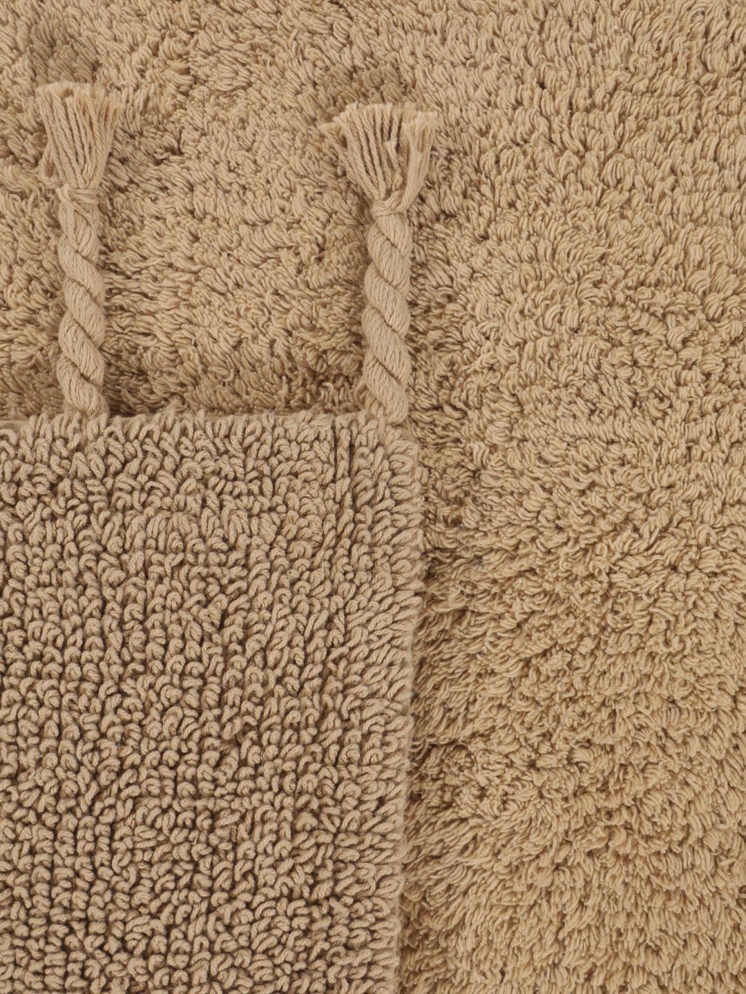 Beige bademåtte med frynsedetaljer